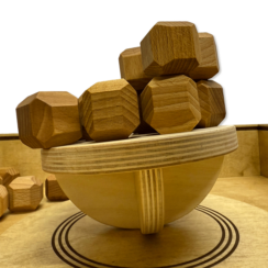 Игра из дерева «Балансирующая Полусфера» с камнями Лайт в пенале