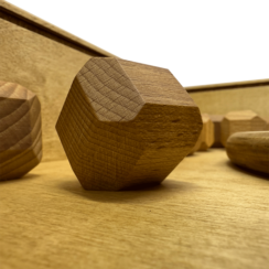 Игра из дерева «Балансирующая Полусфера» с камнями Лайт в пенале