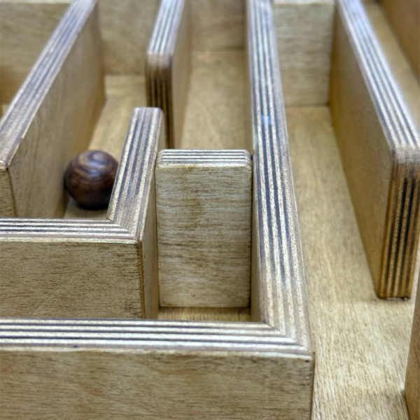 Большой деревянный лабиринт для команды