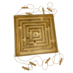 Большой деревянный лабиринт для команды