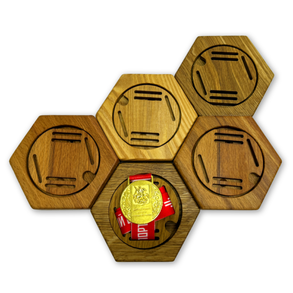 Медальница из дерева